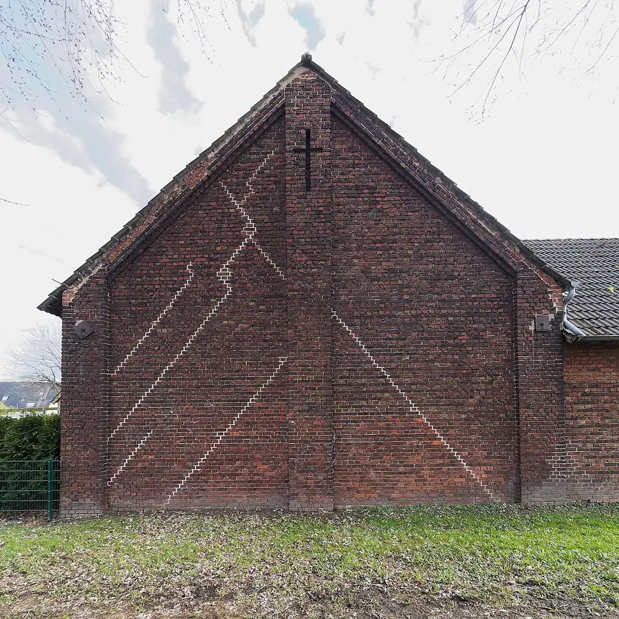 Stepped settlement cracks in the brick wall of a barn